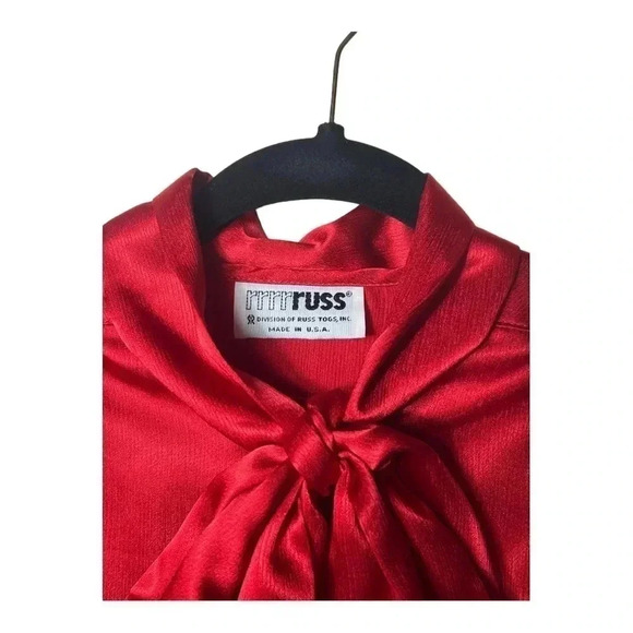 1376. VINTAGE 80’ SATIN POLY PUSSYBOW BLOUSE BY RRRRRUSS RED COLOR BUTTON DOWN - Picture 5 of 9